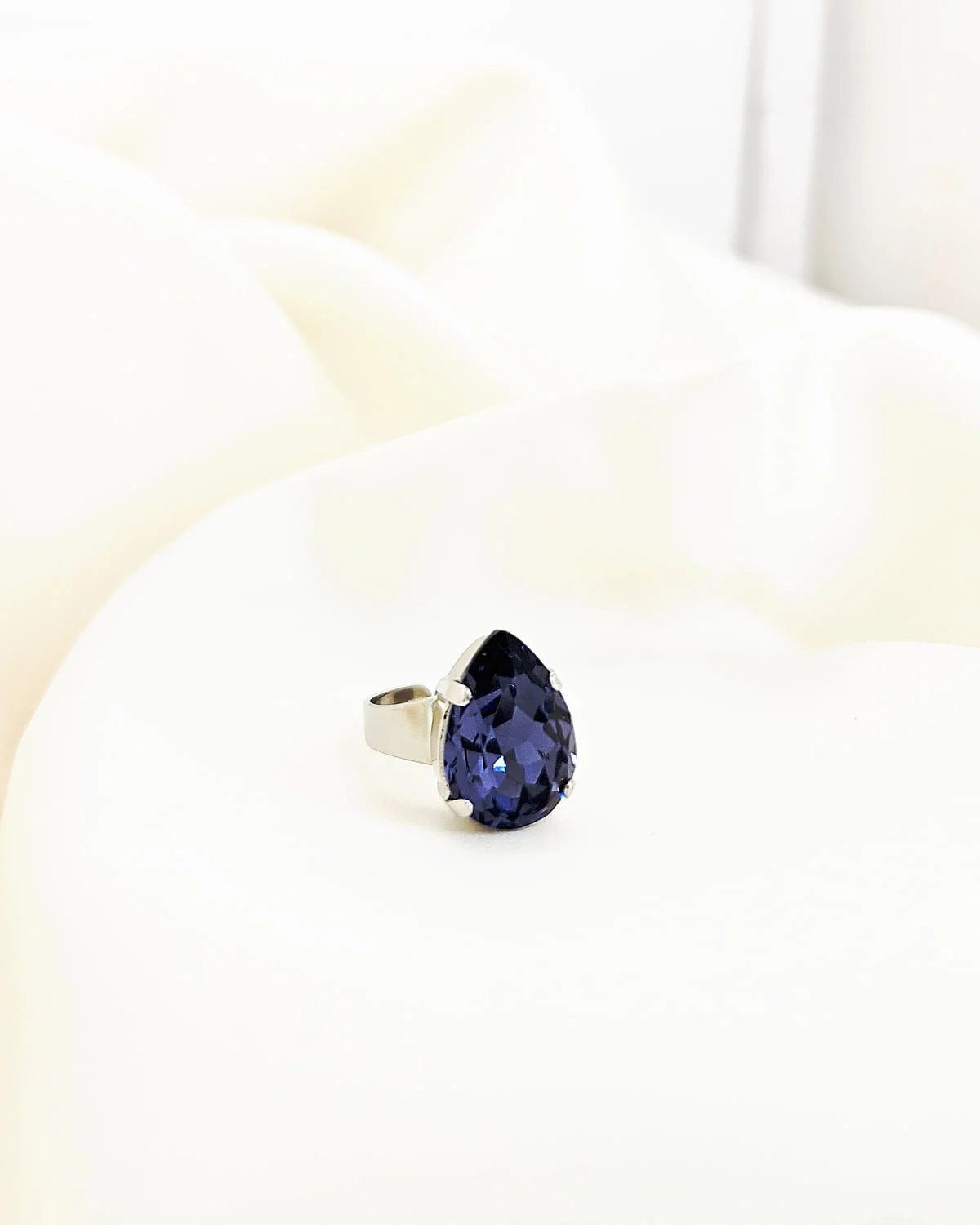 Manhattan Purple Teardrop Petite Ring Rhodium