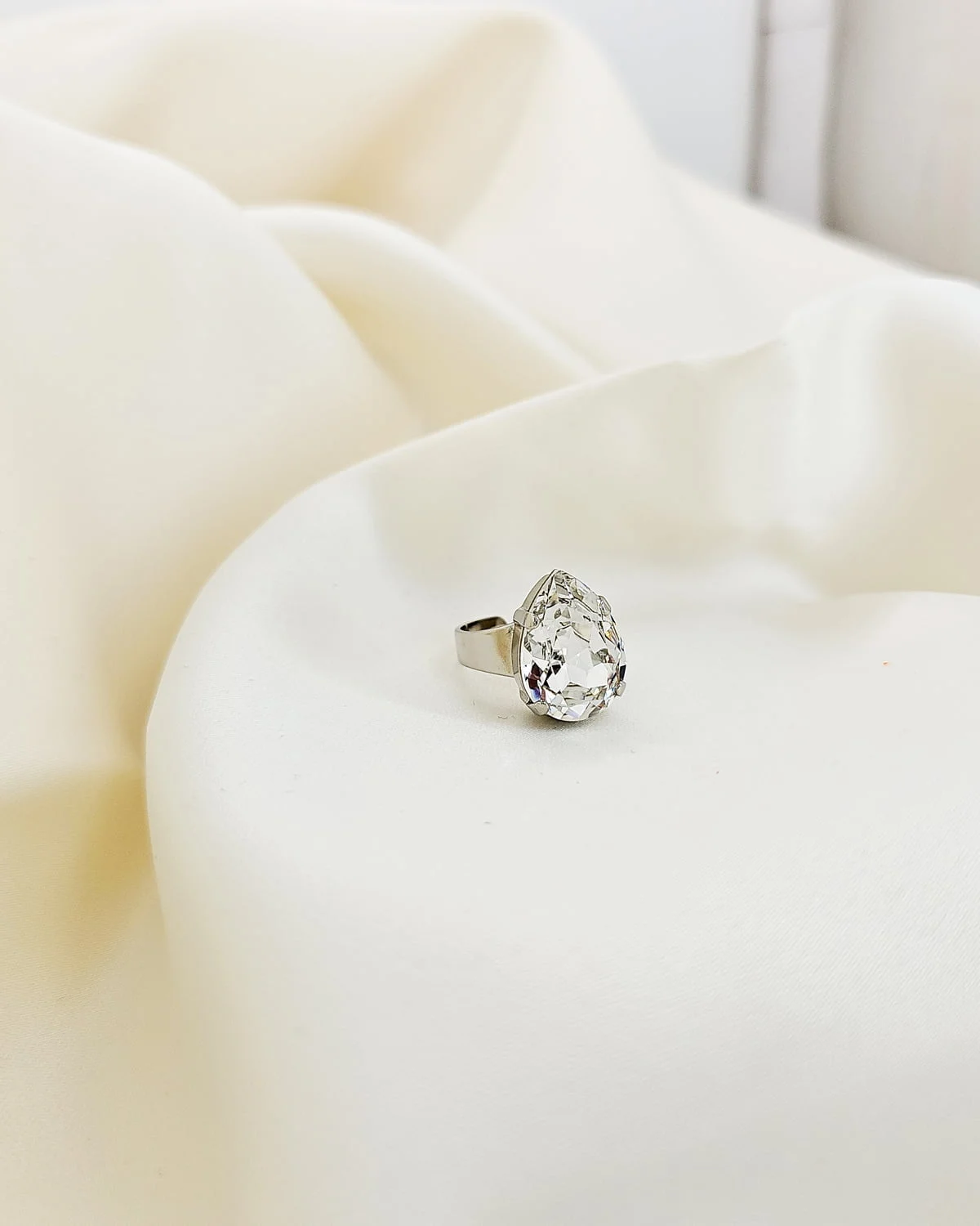Manhattan Clear Teardrop Petite Ring Rhodium