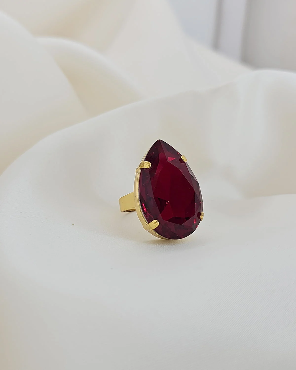Manhattan Fire Red Teardrop Ring Gold