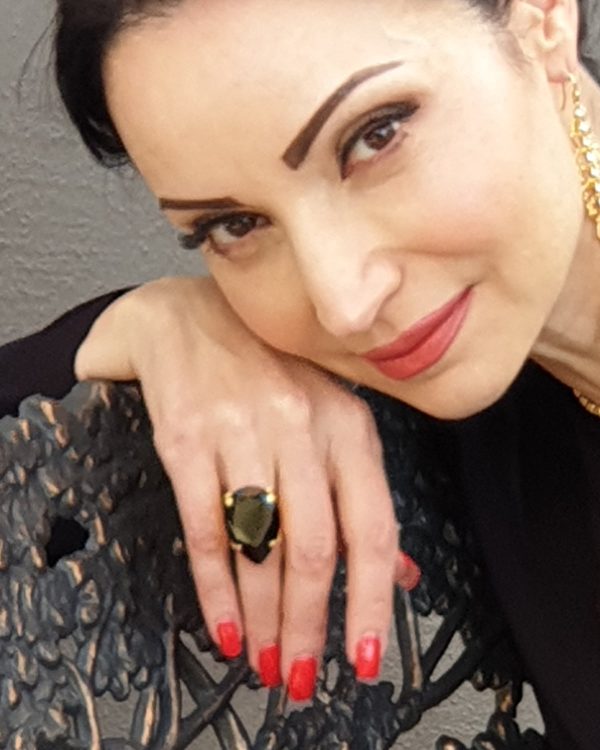 Manhattan Sable Black Teardrop Ring Gold - Image 2